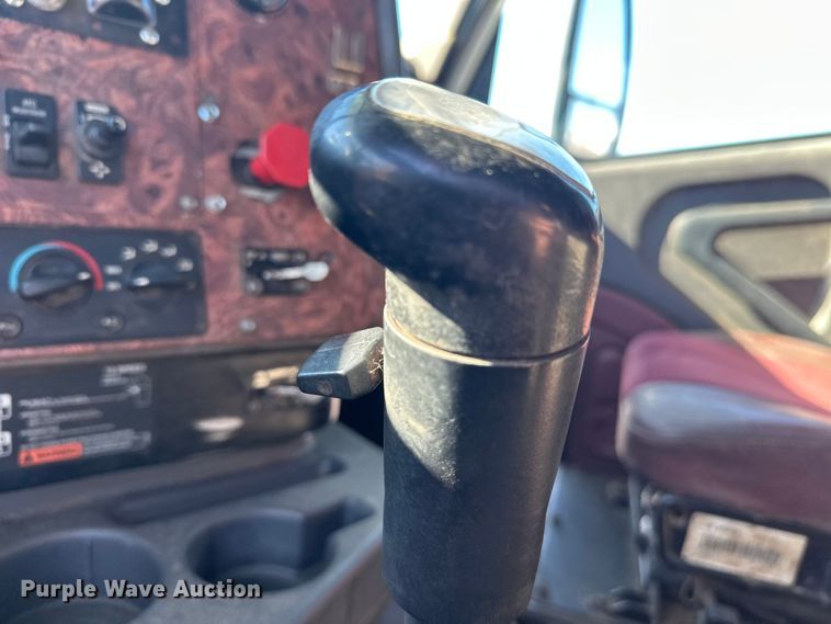 image for item FK1634 2000 International 9200i semi truck