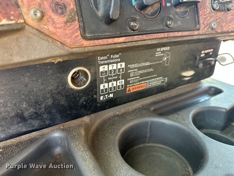 image for item FK1634 2000 International 9200i semi truck