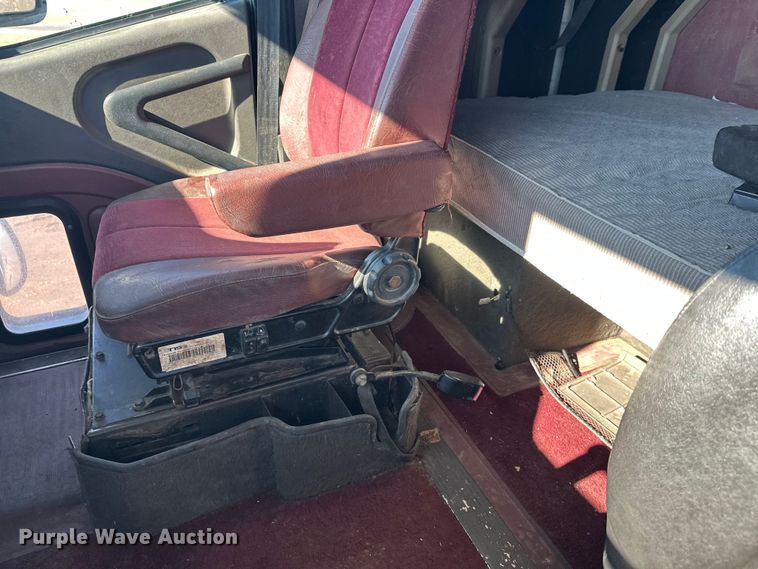 image for item FK1634 2000 International 9200i semi truck