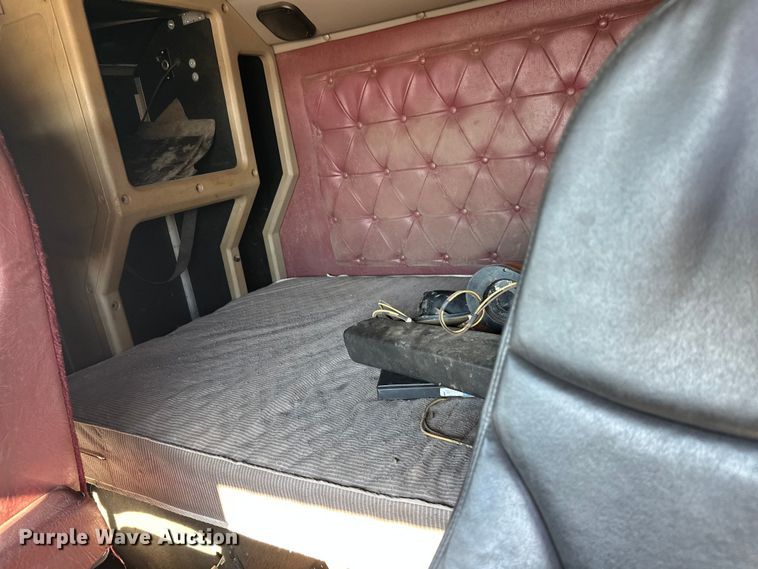 image for item FK1634 2000 International 9200i semi truck