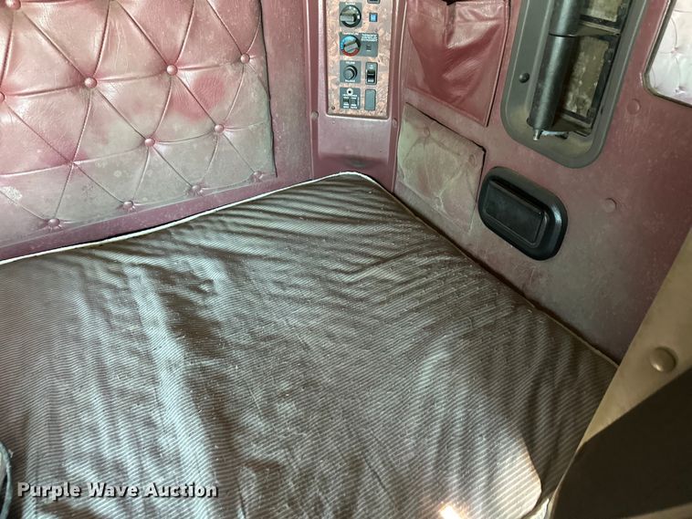 image for item FK1634 2000 International 9200i semi truck