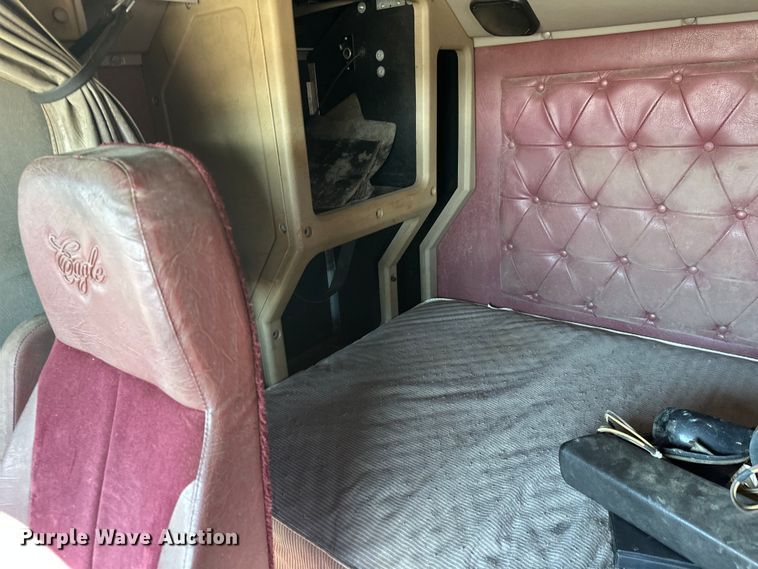 image for item FK1634 2000 International 9200i semi truck