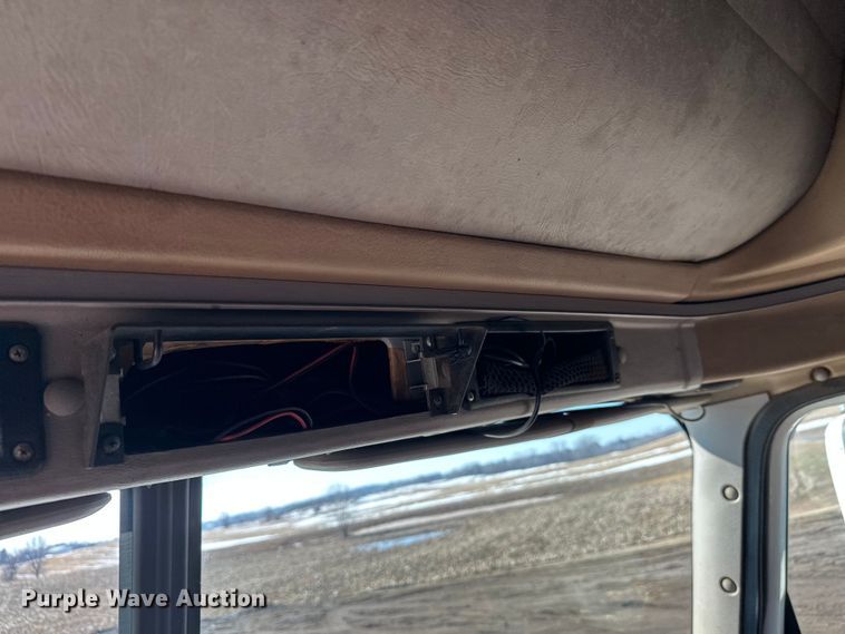 image for item FK1634 2000 International 9200i semi truck