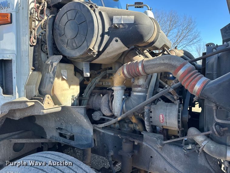 image for item FK1634 2000 International 9200i semi truck