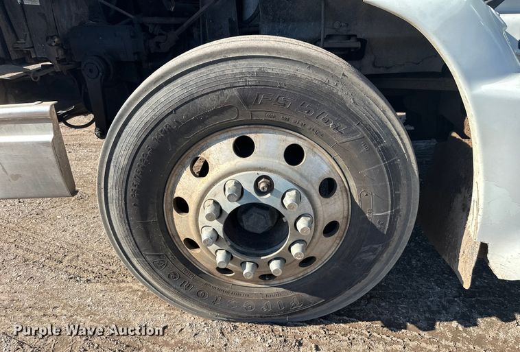 image for item FK1634 2000 International 9200i semi truck