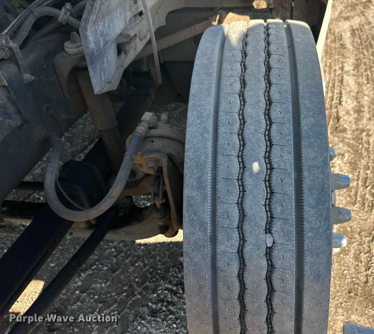 image for item FK1634 2000 International 9200i semi truck