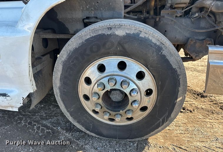 image for item FK1634 2000 International 9200i semi truck