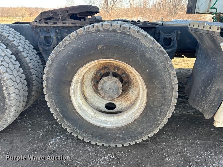 image for item FK1634 2000 International 9200i semi truck