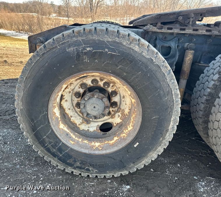 image for item FK1634 2000 International 9200i semi truck