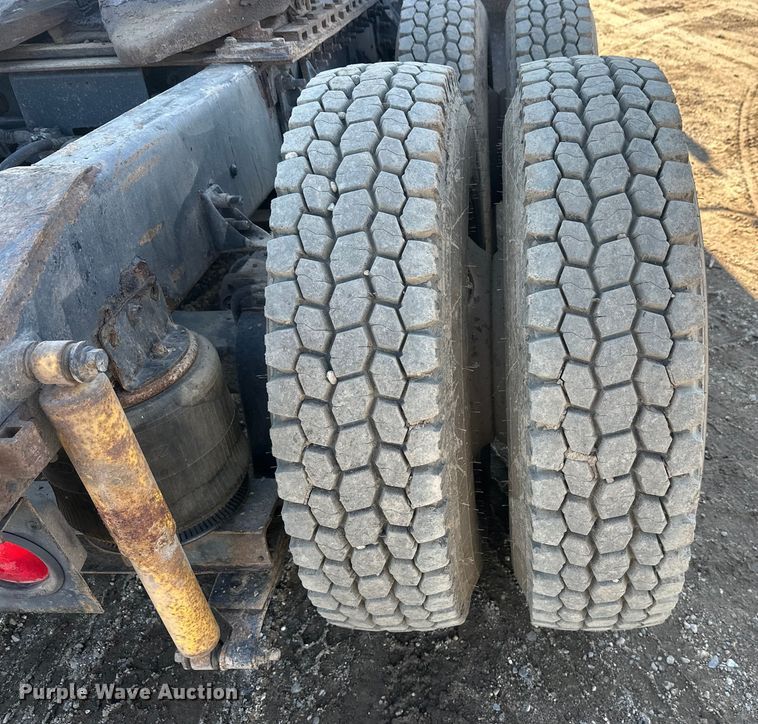 image for item FK1634 2000 International 9200i semi truck