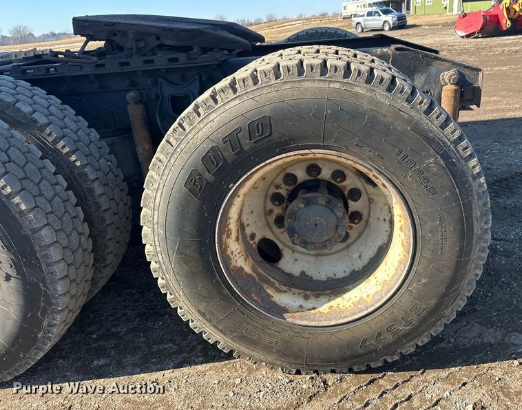 image for item FK1634 2000 International 9200i semi truck