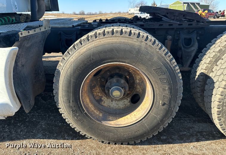 image for item FK1634 2000 International 9200i semi truck