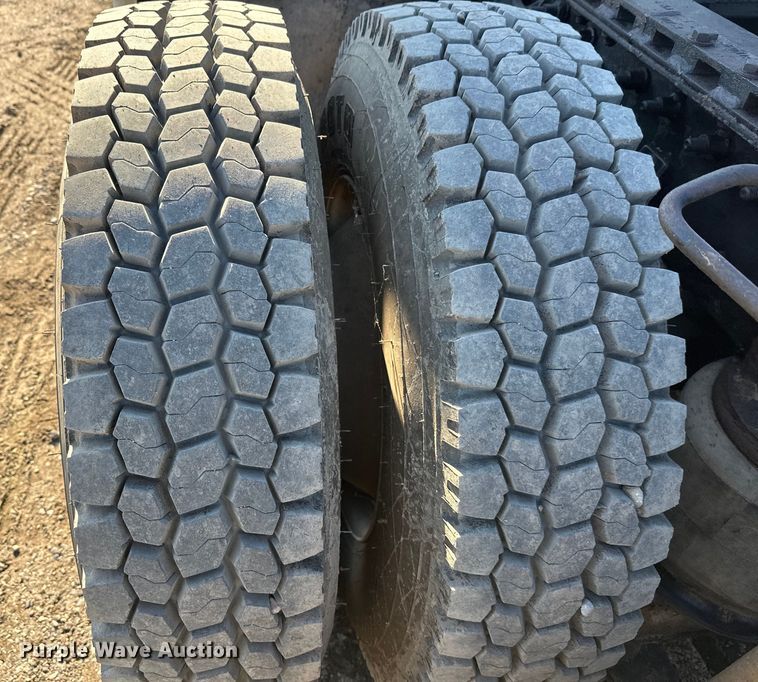 image for item FK1634 2000 International 9200i semi truck