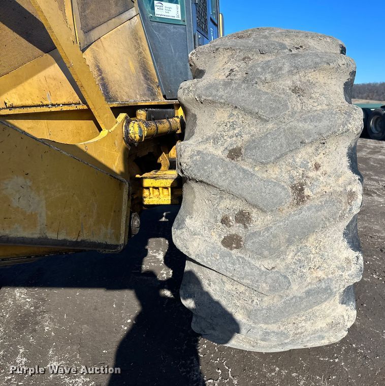 image for item FK1637 2001 John Deere 648GIII skidder