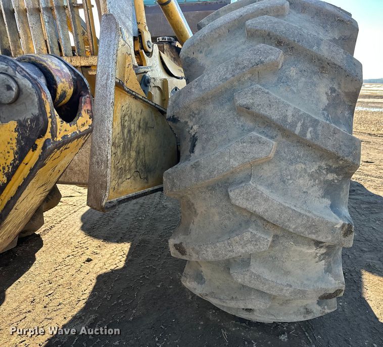 image for item FK1637 2001 John Deere 648GIII skidder