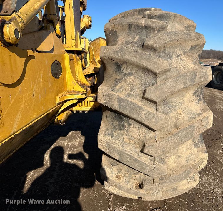 image for item FK1637 2001 John Deere 648GIII skidder