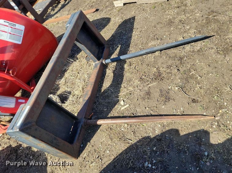 image for item NK9875 John Deere  bale spear