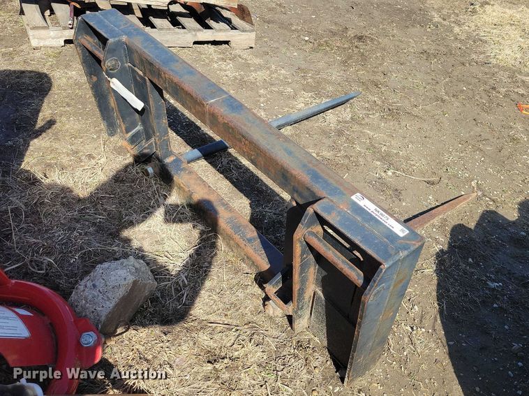 image for item NK9875 John Deere  bale spear