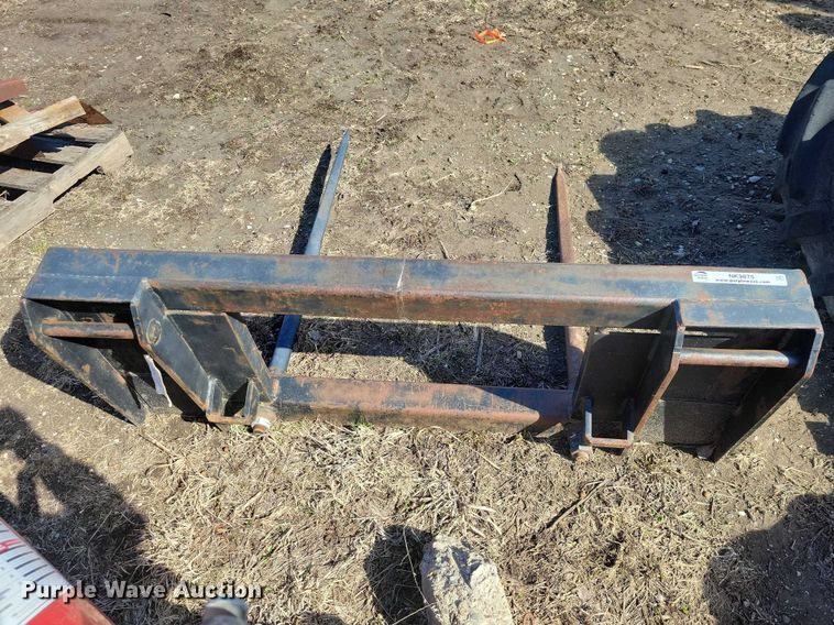 image for item NK9875 John Deere  bale spear