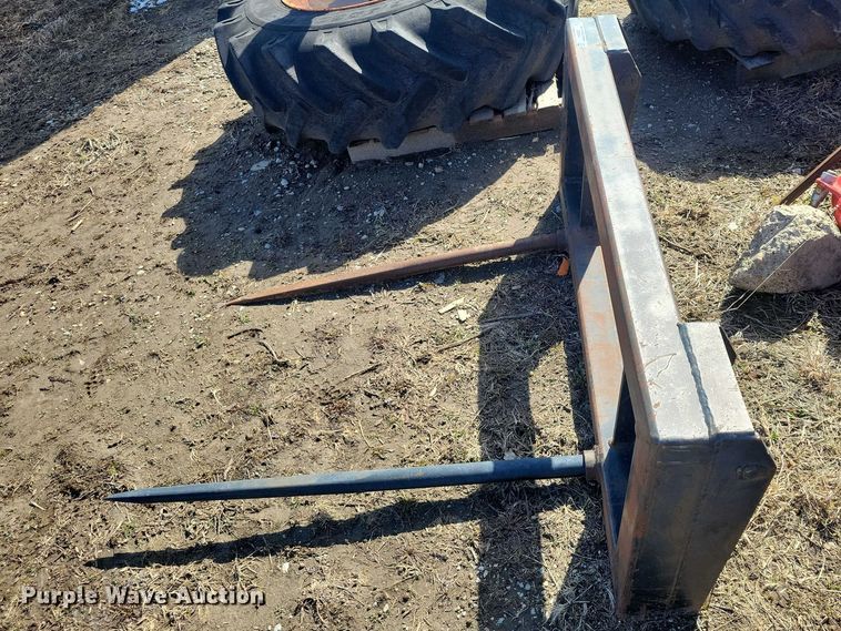 image for item NK9875 John Deere  bale spear