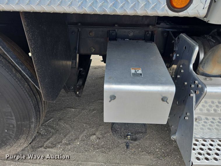 image for item YA0733 2017 Kenworth T880 dump truck