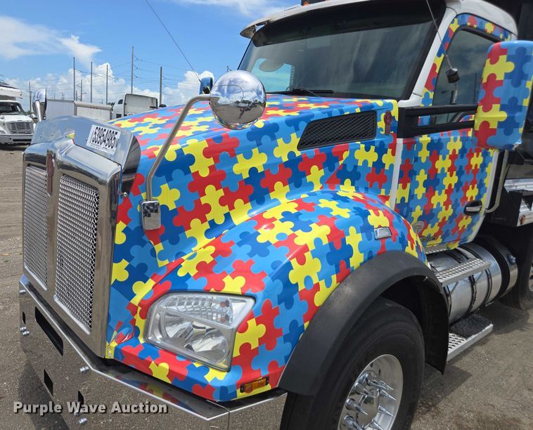 image for item YA0733 2017 Kenworth T880 dump truck