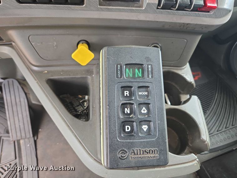 image for item YA0733 2017 Kenworth T880 dump truck