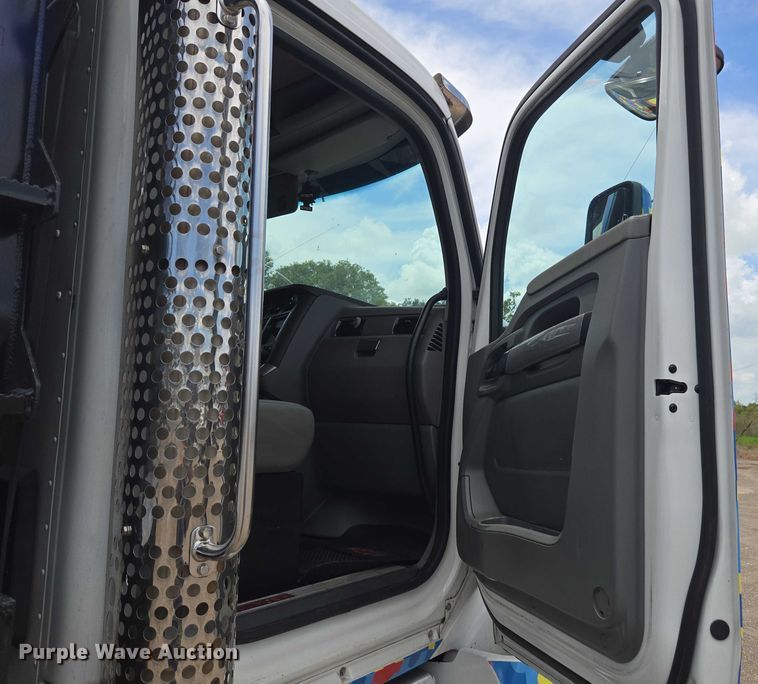 image for item YA0733 2017 Kenworth T880 dump truck