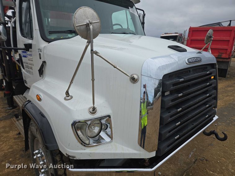 image for item YA2190 2020 Freightliner 114SD crane truck