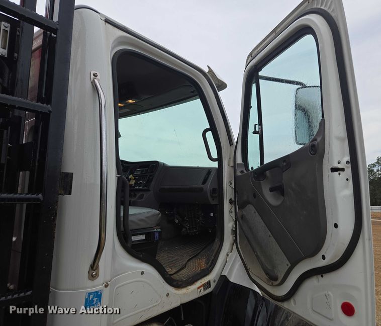 image for item YA2190 2020 Freightliner 114SD crane truck