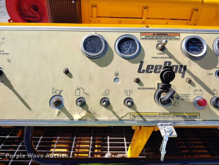 image for item YA2658 2006 LeeBoy 8515 paver