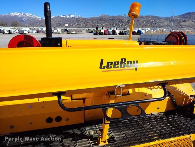 image for item YA2658 2006 LeeBoy 8515 paver