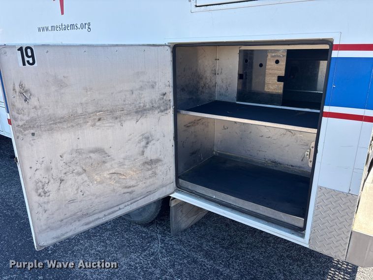 image for item DJ7774 2006 International 4300 ambulance