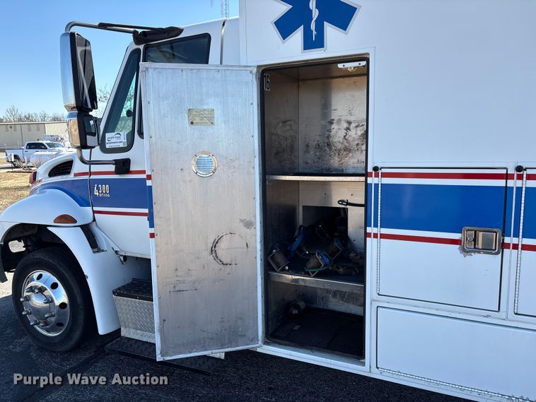 image for item DJ7774 2006 International 4300 ambulance