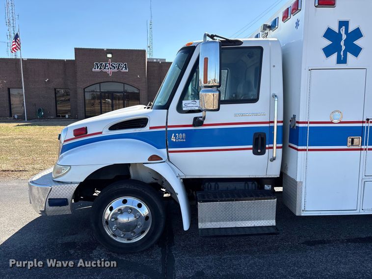 image for item DJ7774 2006 International 4300 ambulance