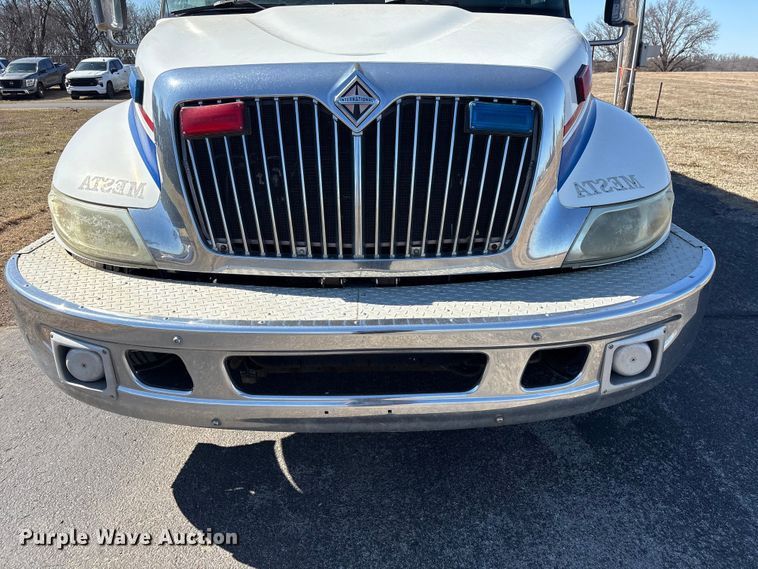 image for item DJ7774 2006 International 4300 ambulance