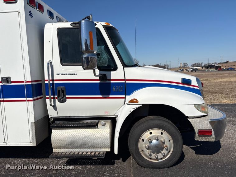 image for item DJ7774 2006 International 4300 ambulance