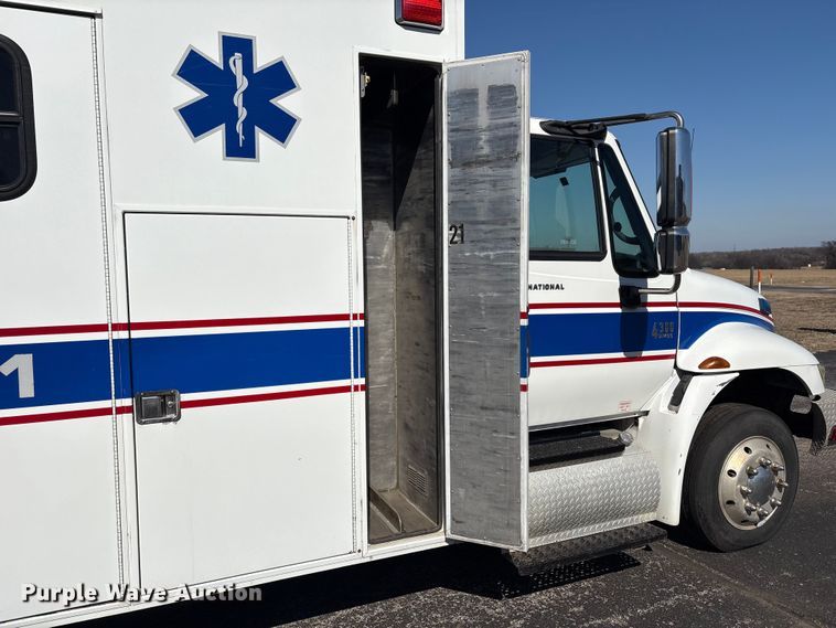image for item DJ7774 2006 International 4300 ambulance