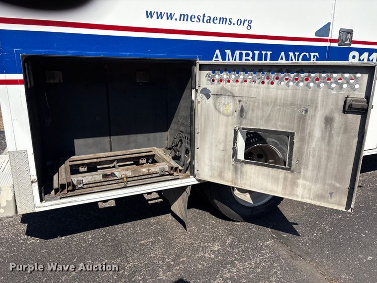 image for item DJ7774 2006 International 4300 ambulance