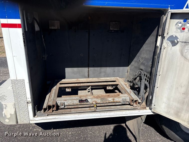 image for item DJ7774 2006 International 4300 ambulance