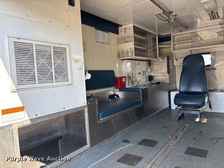 image for item DJ7774 2006 International 4300 ambulance