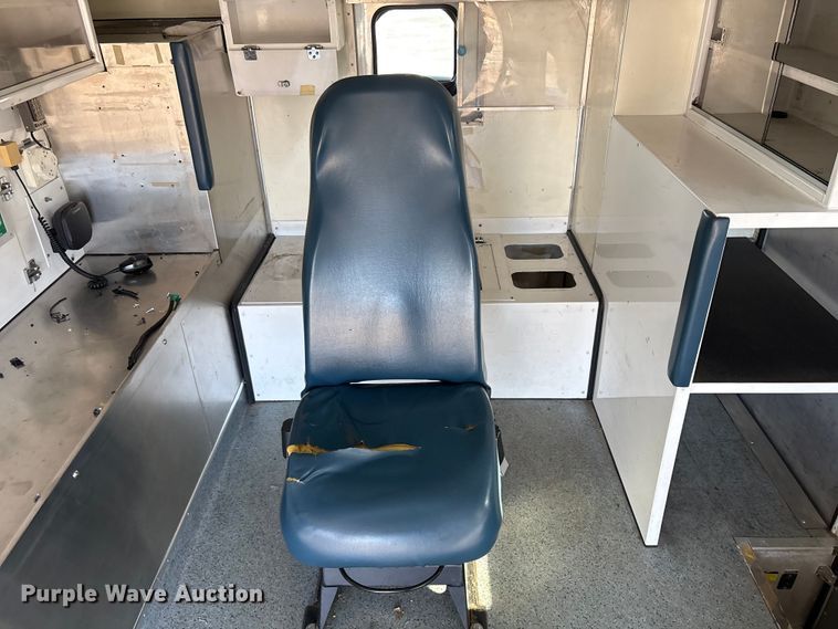 image for item DJ7774 2006 International 4300 ambulance