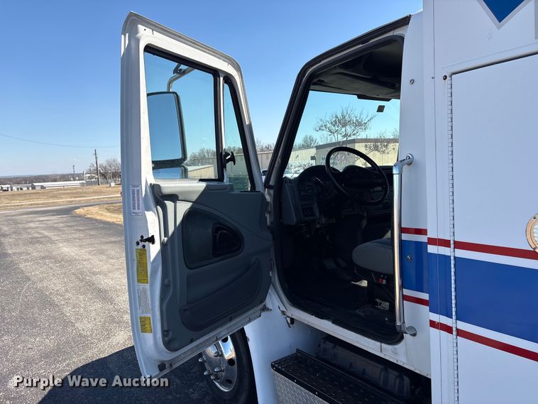 image for item DJ7774 2006 International 4300 ambulance