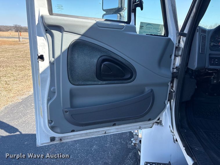 image for item DJ7774 2006 International 4300 ambulance