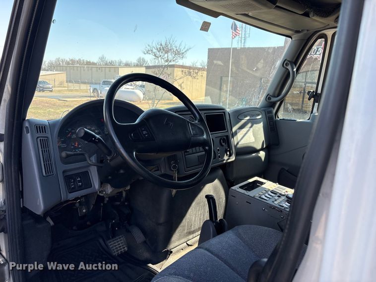 image for item DJ7774 2006 International 4300 ambulance