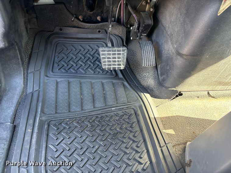 image for item DJ7774 2006 International 4300 ambulance