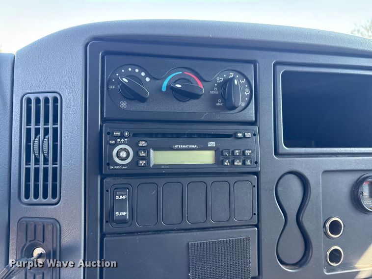 image for item DJ7774 2006 International 4300 ambulance