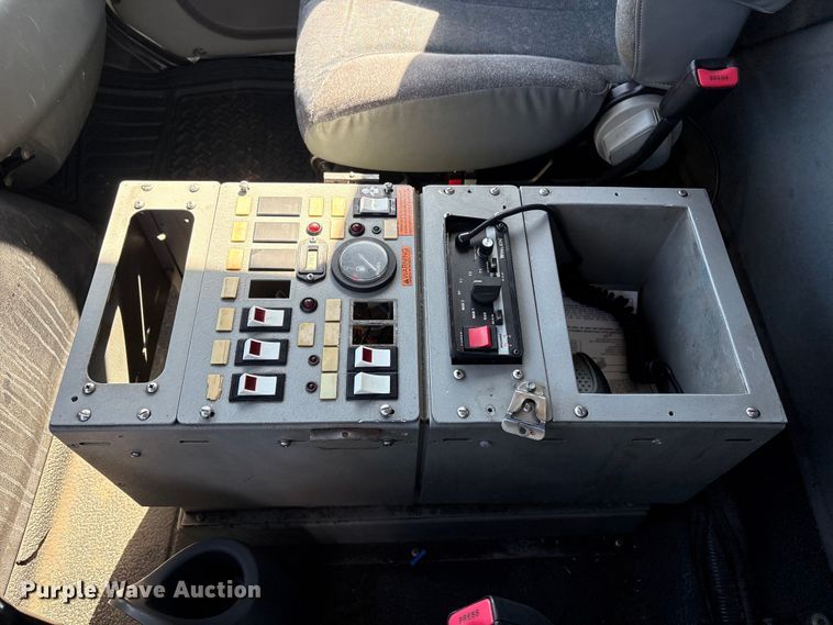 image for item DJ7774 2006 International 4300 ambulance