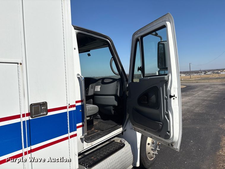 image for item DJ7774 2006 International 4300 ambulance