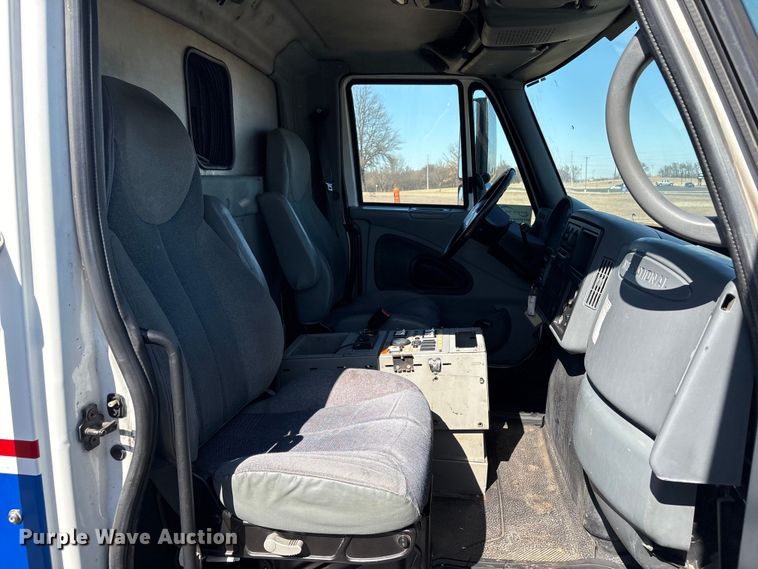 image for item DJ7774 2006 International 4300 ambulance